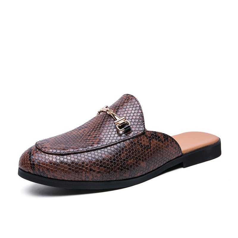 Mocasines de cuero con detalles metálicos