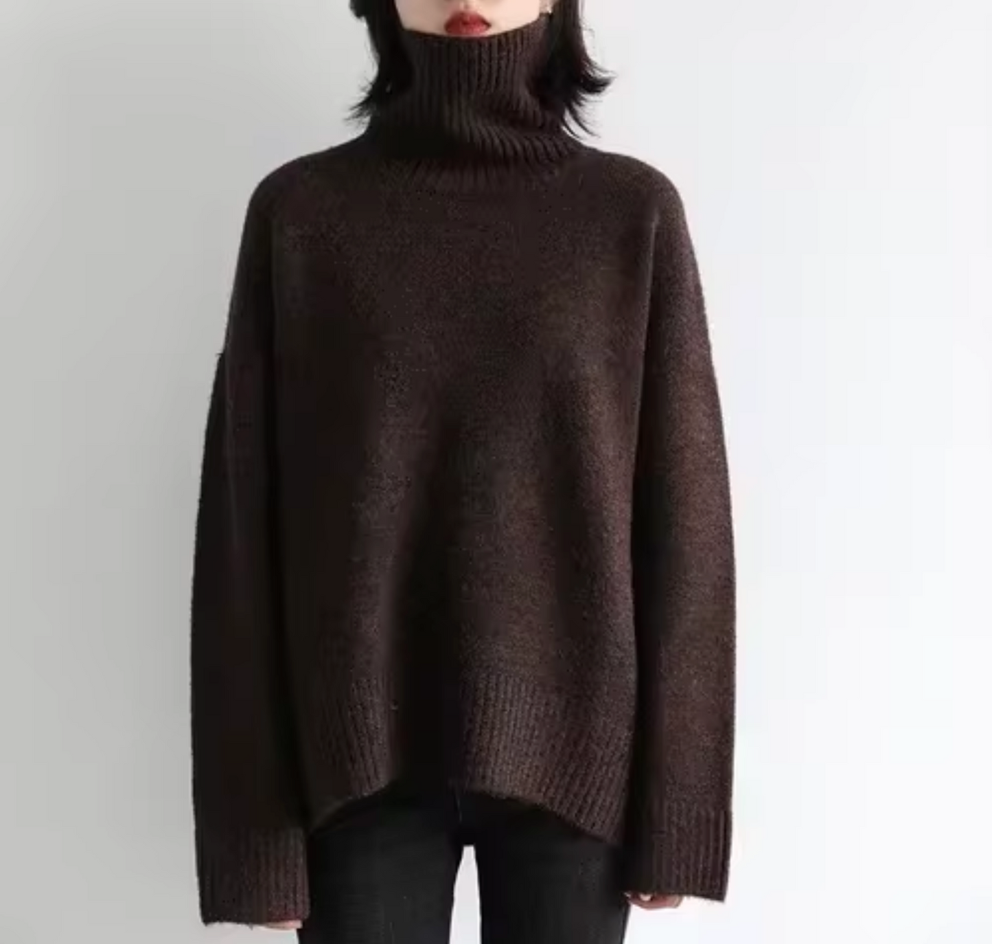 Sudadera cuello alto amplia y cómoda