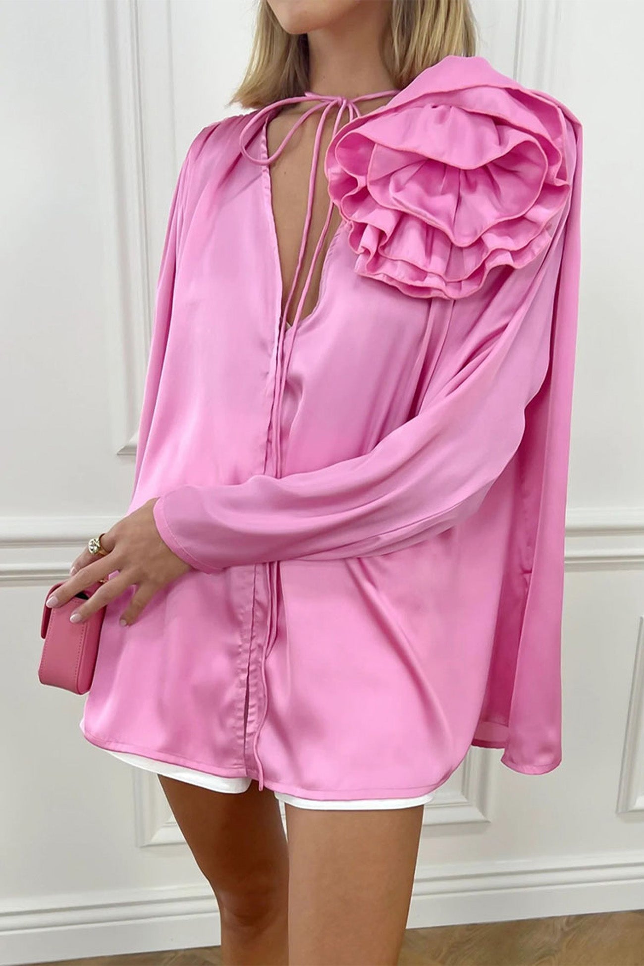 Blusa de encaje rosa con flores y cuello en V
