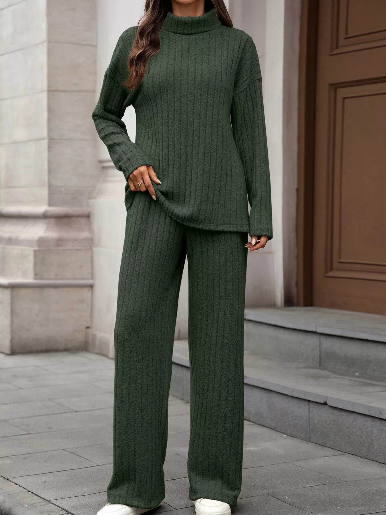 Conjunto Jersey Cuello Alto y Pantalones Suaves
