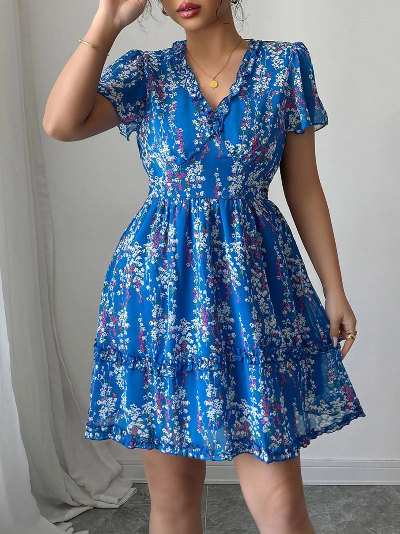 Vestido Corto Florado con Mangas Voladas
