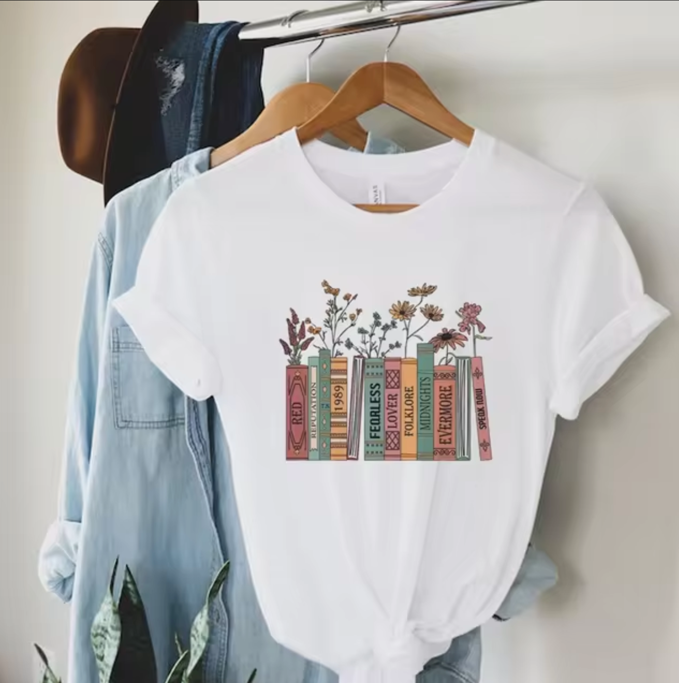 Camiseta Estampada Libros y Flores Fem