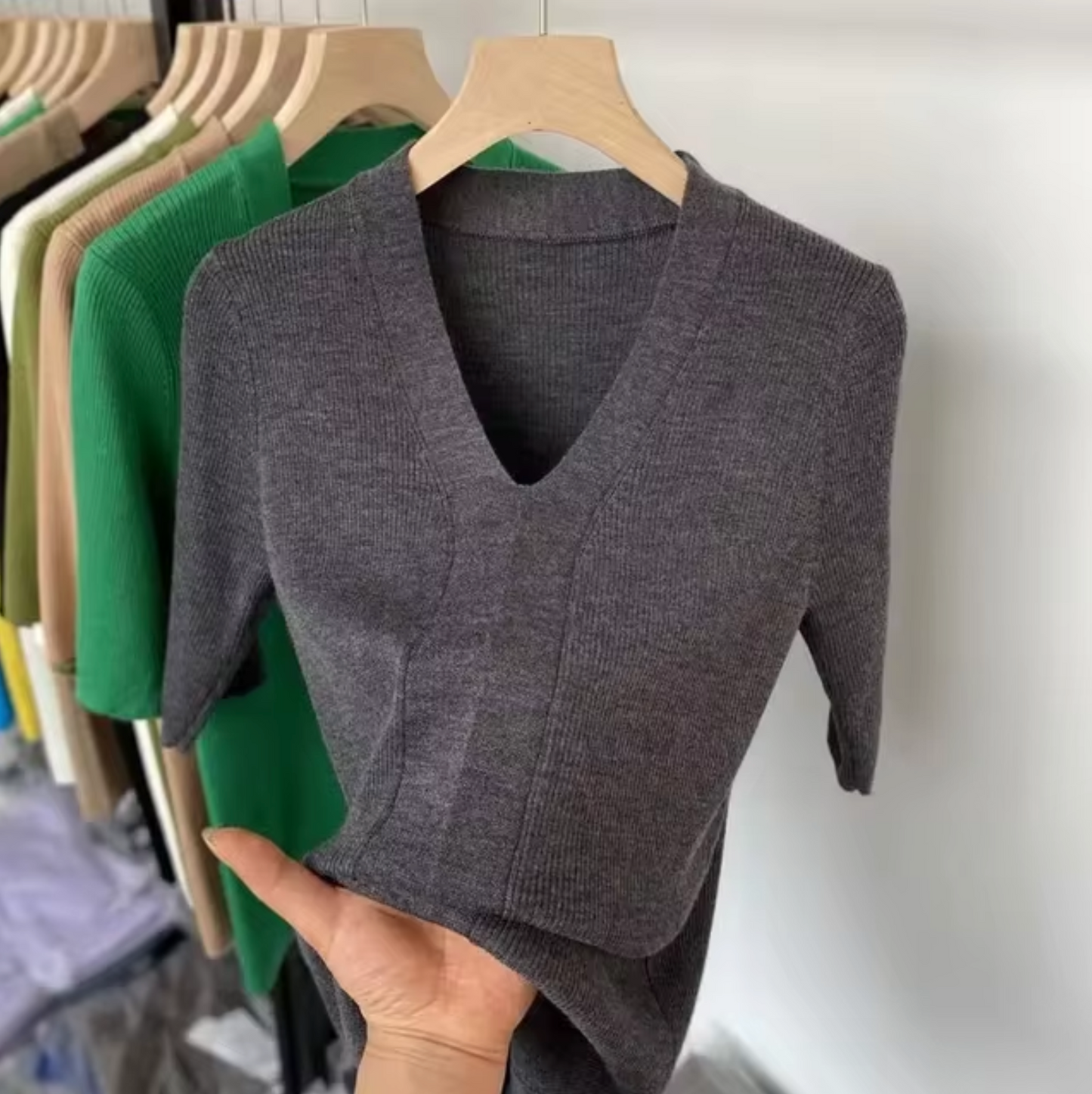 Camisa de punto cuello en V suave