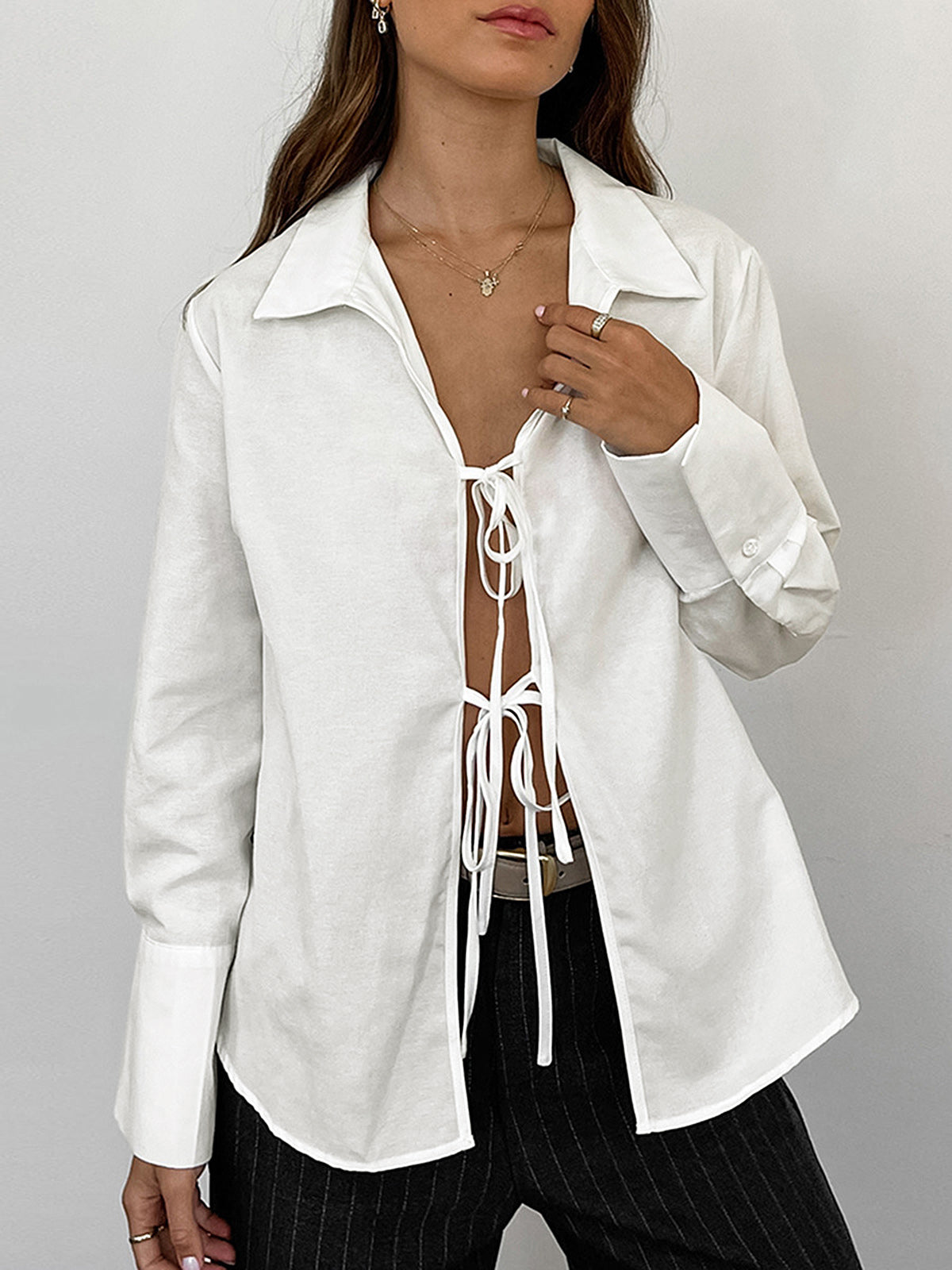 Camisa Mujer Elegante con Lazo y Cuello en V - Vestiria