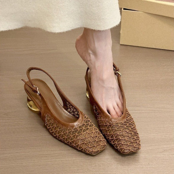 Zapatos de tacón alto con calado y detalle dorado