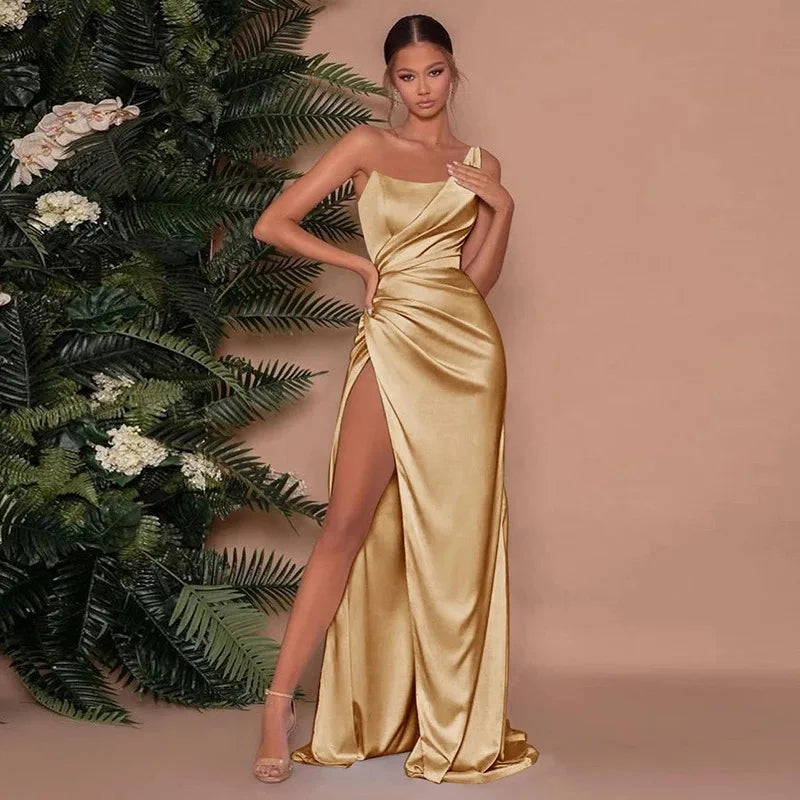 Vestido de noche elegante con escote asimétrico - Vestiria