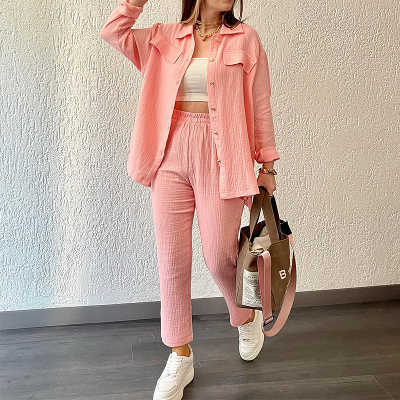 Pantalones y camisa cómodos deportivos