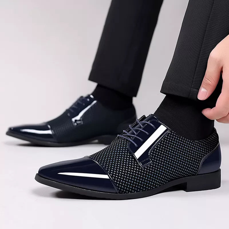 Zapatos de cuero elegantes con detalles brillantes hombre