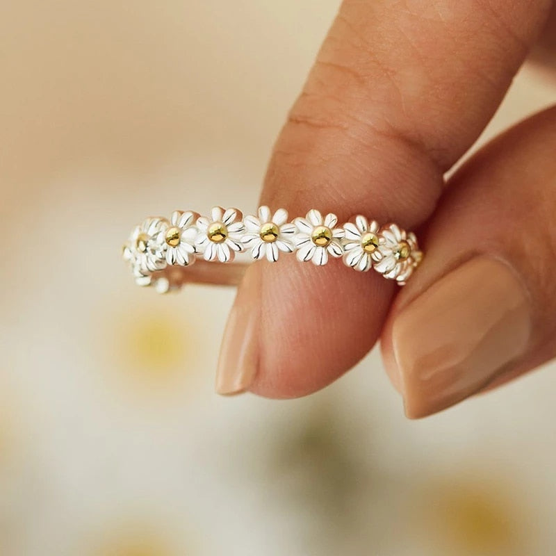 Anillo Flor Elegante con Detalle Ornamental - Vestiria