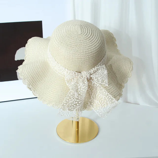 Sombrero de Paja Elegante con Toques de Encaje