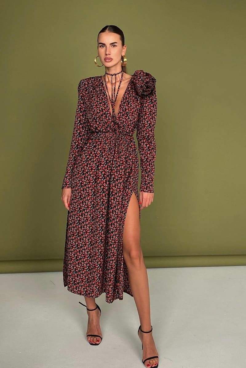 Vestido Midi Floral con Cuello en V