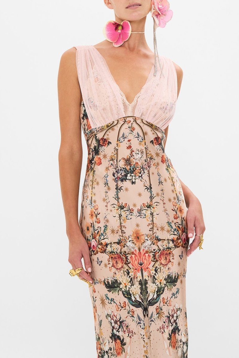 Vestido Largo Elegante con Escote en V y Detalle de Tul - Vestiria