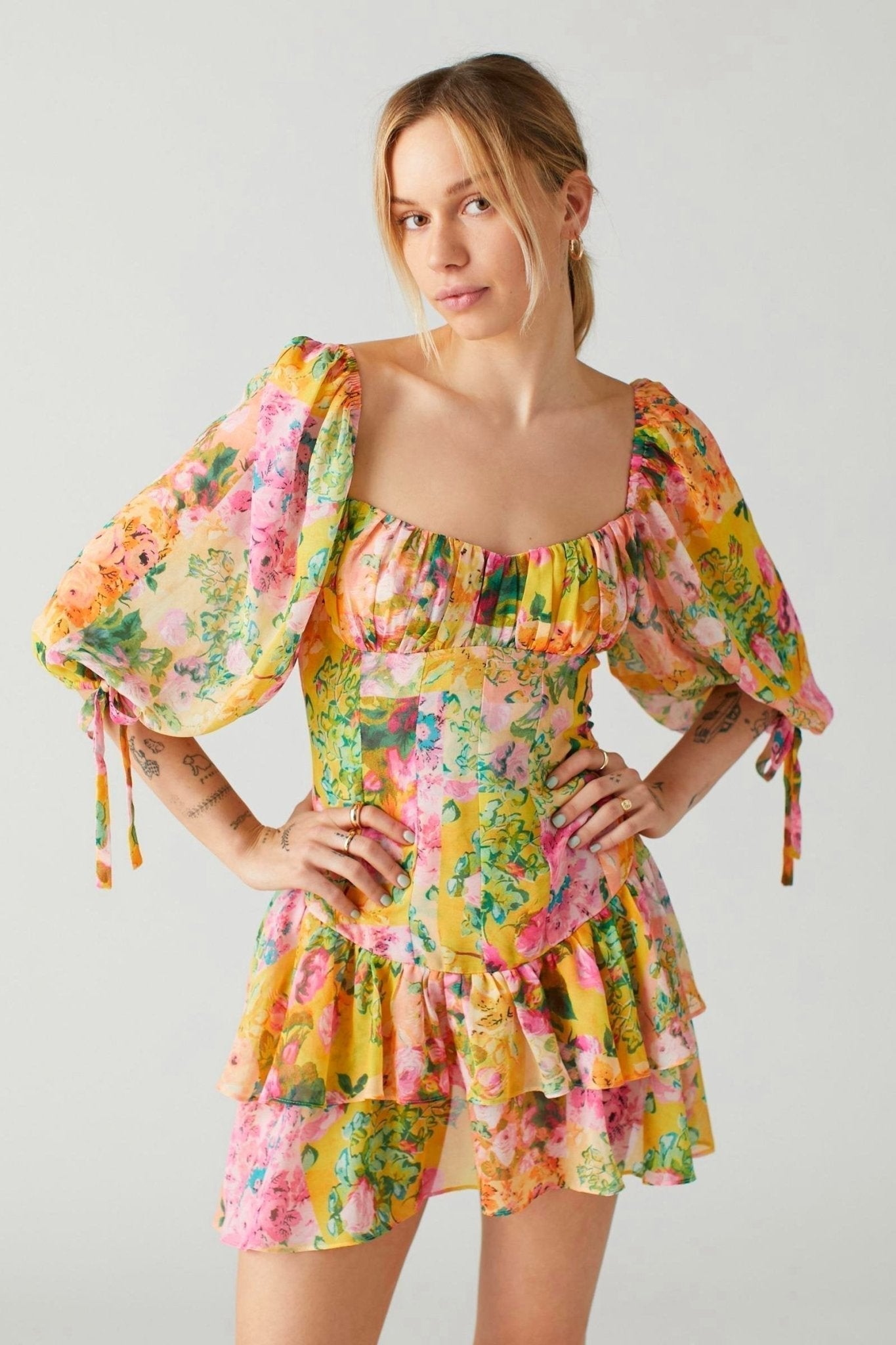Vestido Corto con Escote Atrevido - Vestiria
