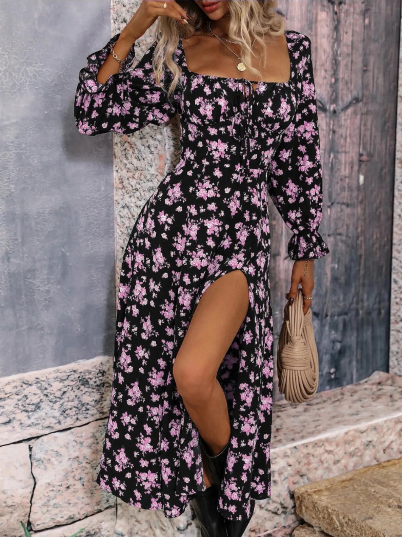 Vestido Floral con Mangas Amplias y Cuello Cuadrado
