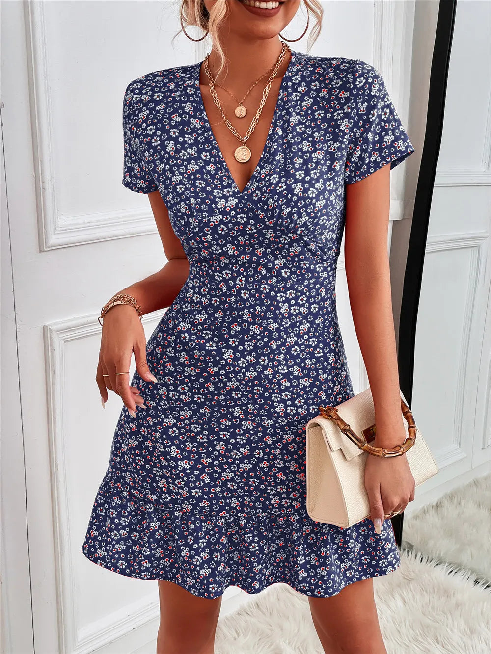 Vestido Floral Corto con Volantes y Escote en V