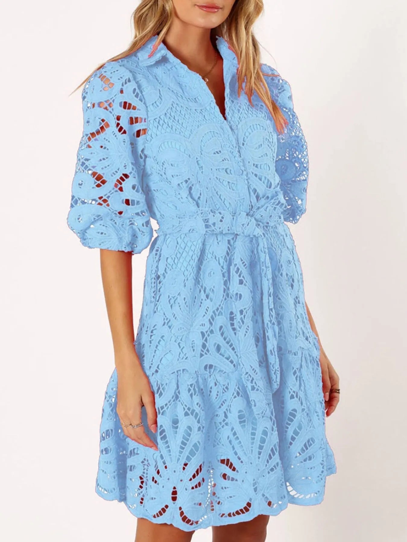 Vestido de Encaje Corto y Elegante con Cinturón