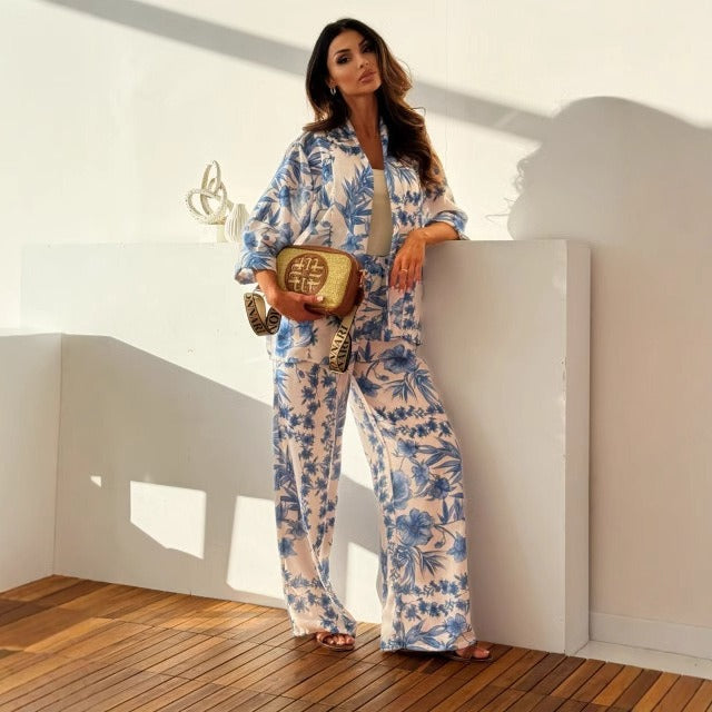 Pantalones rectos y blusa floral mujer elegante