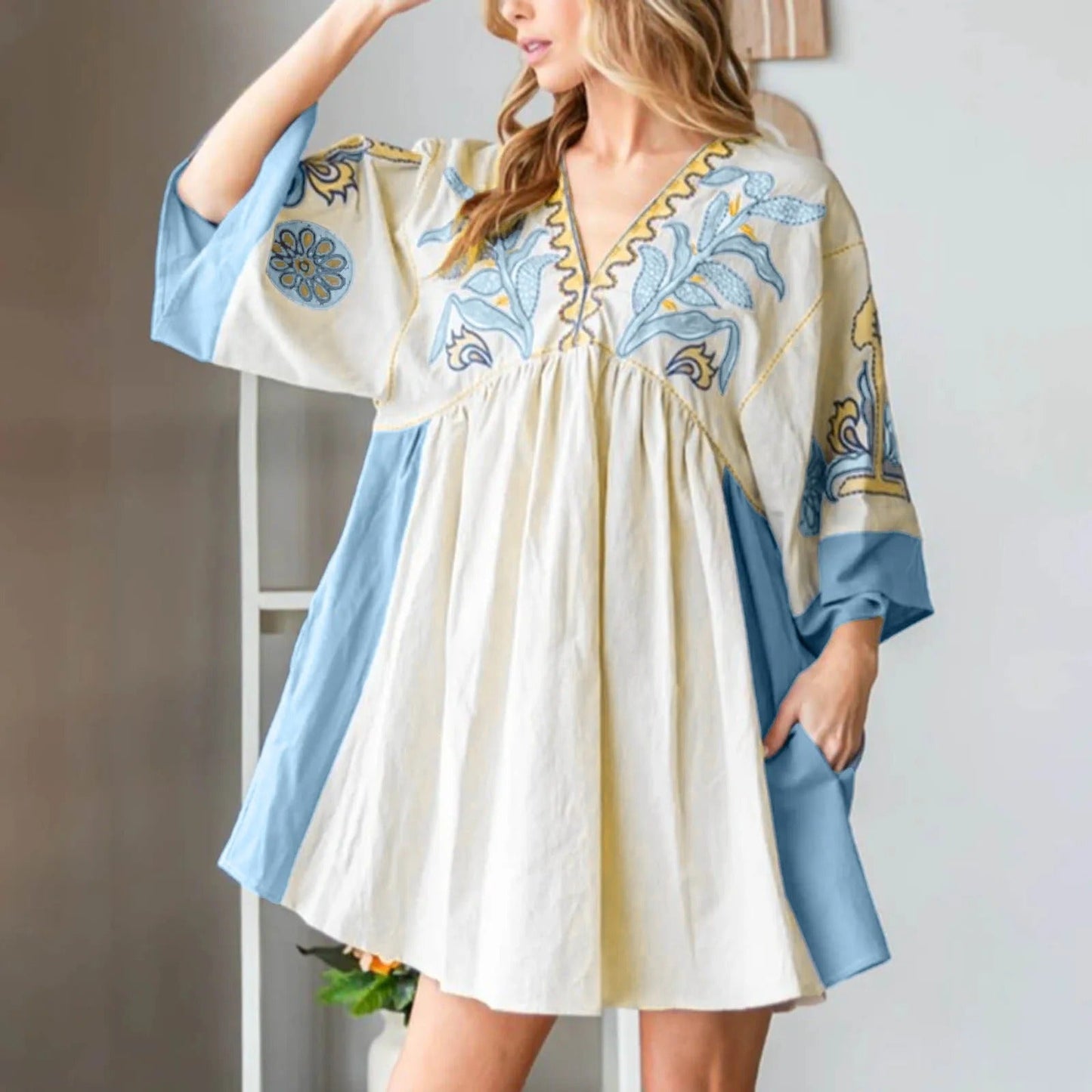 Vestido Floral con Mangas Estampadas y Cuello en V - Vestiria