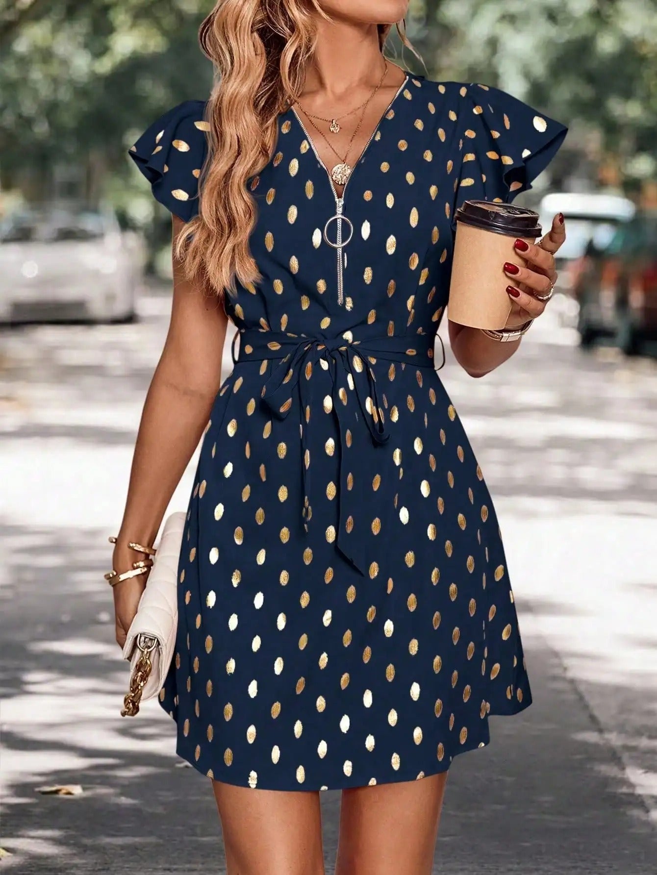 Vestido de Lunares Chic con Cuello de Pico