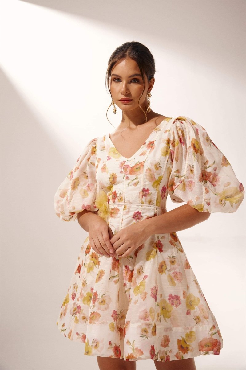 Vestido Corto con Mangas Voladas y Escote en V - Vestiria