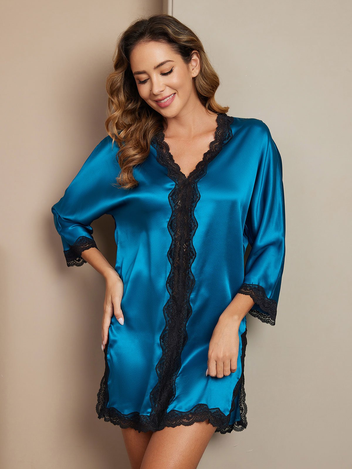 Pijama de satén con encaje elegante