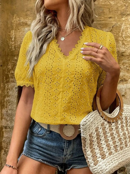 Blusa de Verano con Encaje y Cuello de Pico
