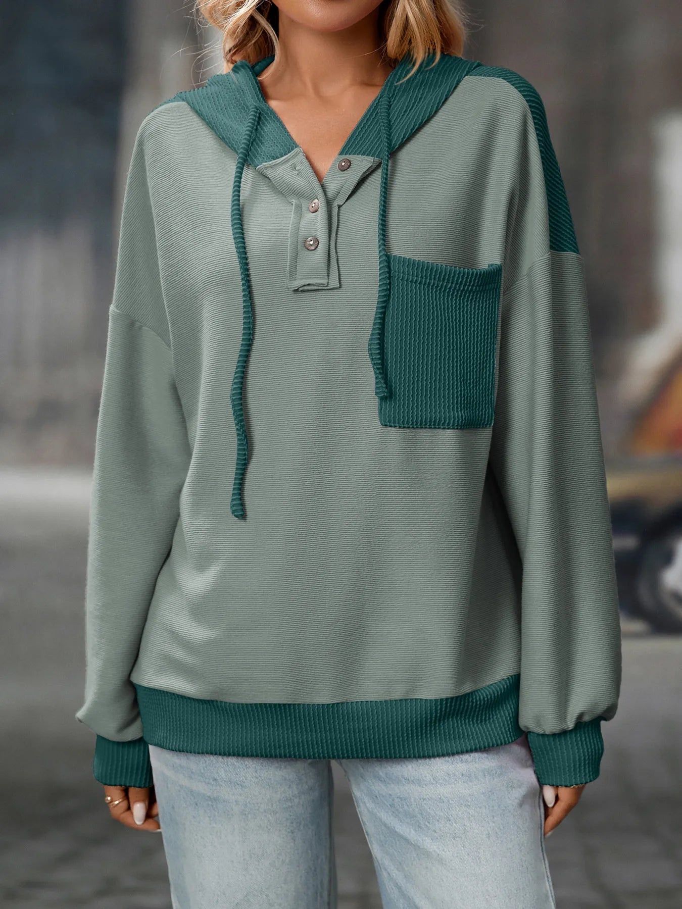 Chaqueta casual con capucha y cierre ajustable