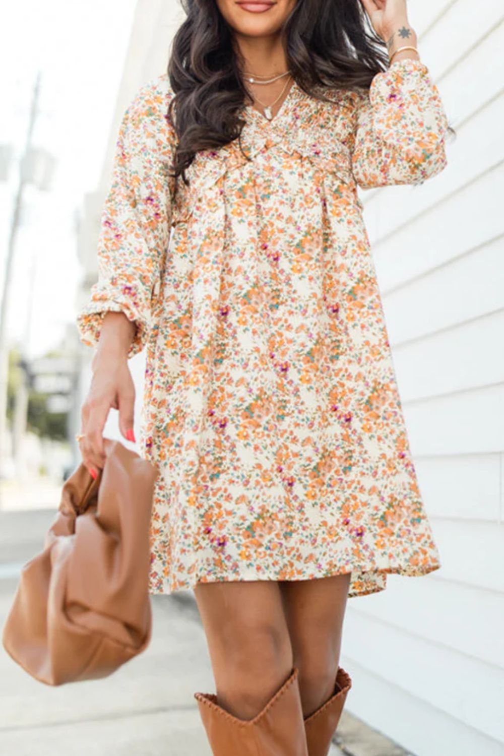 Vestido corto estampado con escote en V y mangas anchas - Vestiria