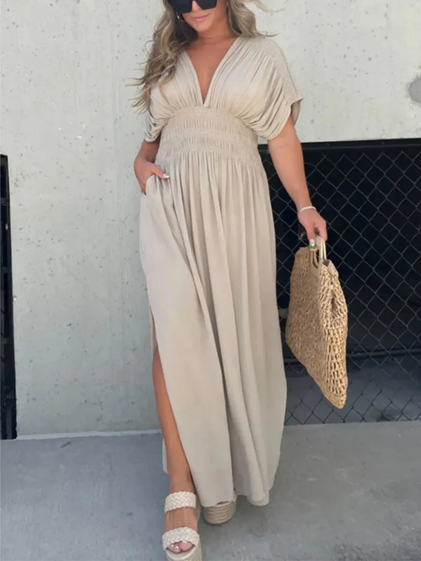 Vestido Largo Elegante con Escote en V y Aberturas Laterales - Vestiria