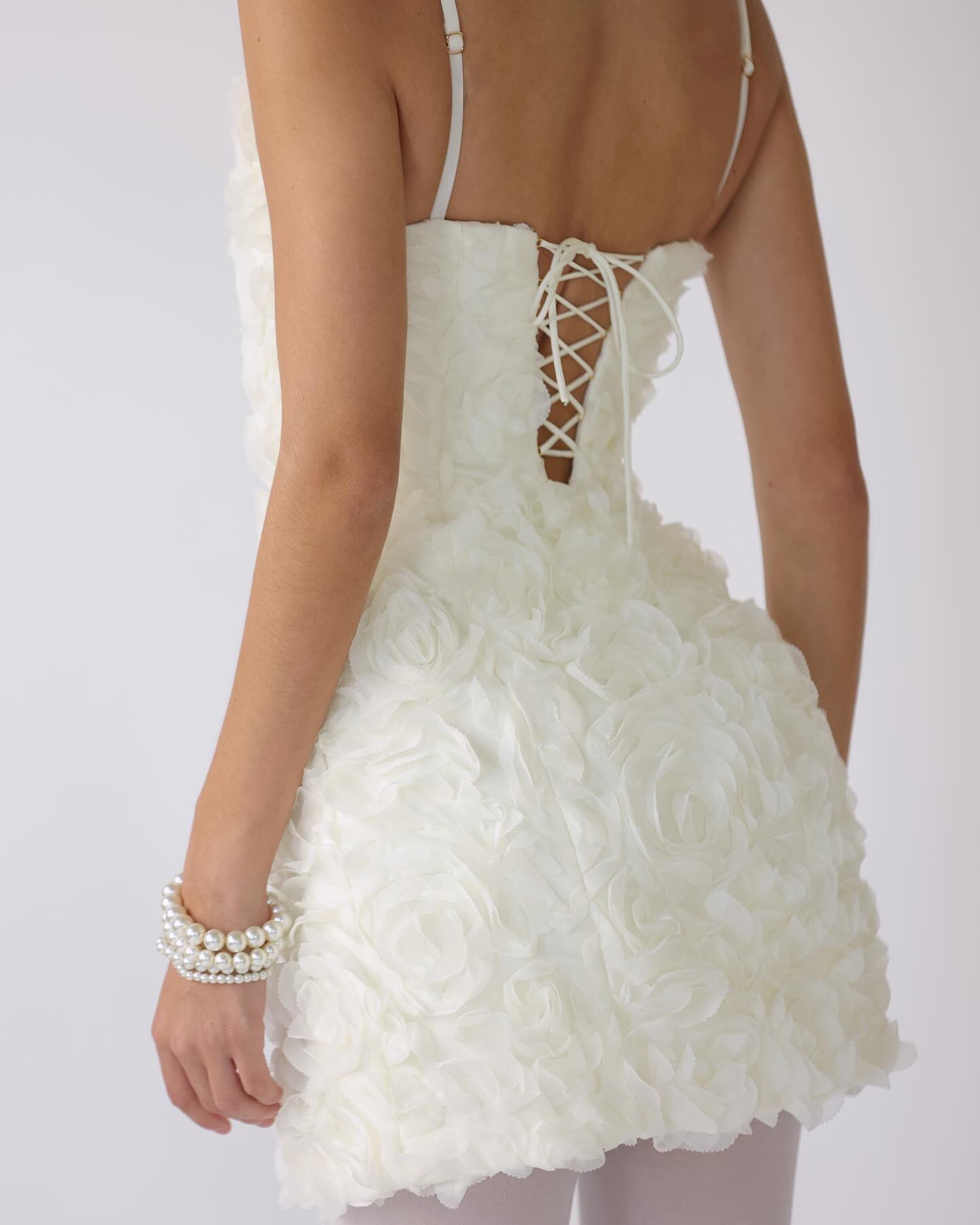 Vestido Blanco Corto Floral Elegante - Vestiria
