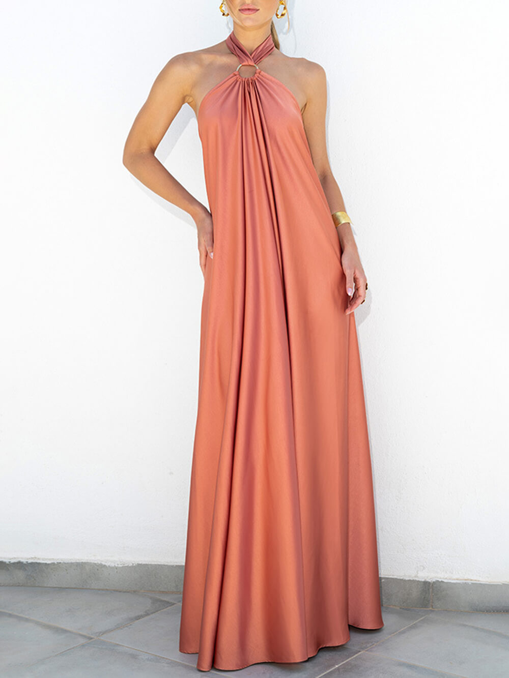 Vestido Verano Ligero con Cuello Halter y Falda Ancha - Vestiria