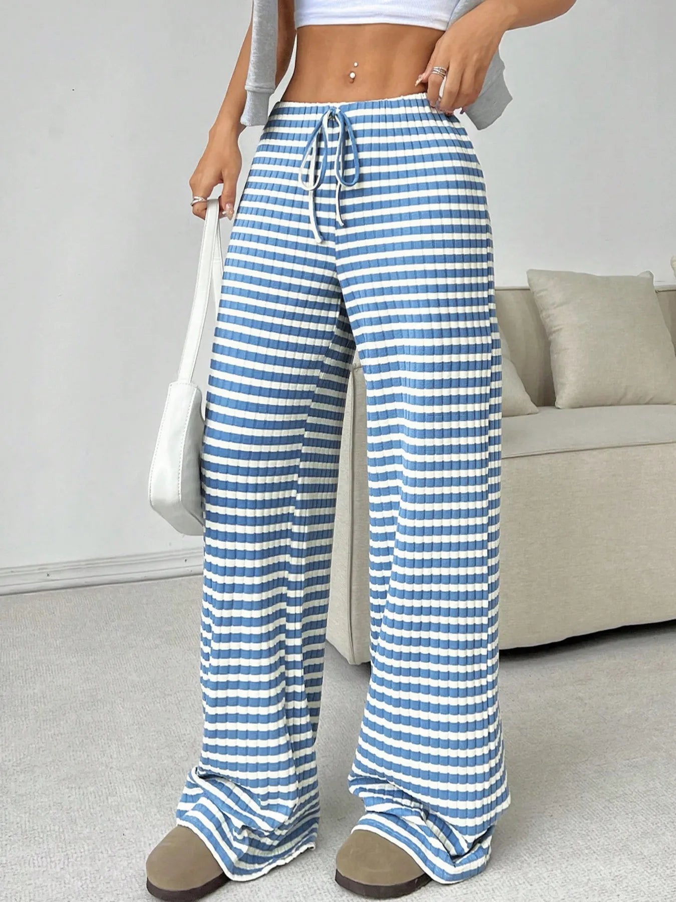 Pantalones Rayados Cómodos con Cinturón - Vestiria