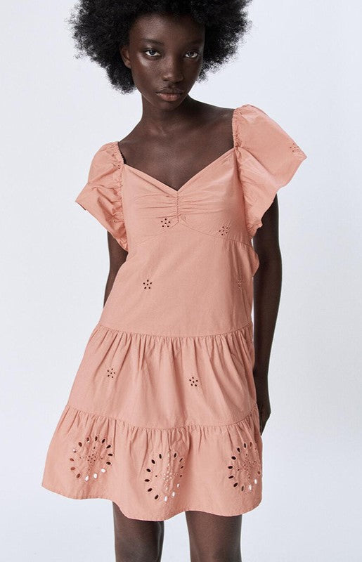 Vestido Ligero de Verano con Bordados y Mangas Cortas - Vestiria