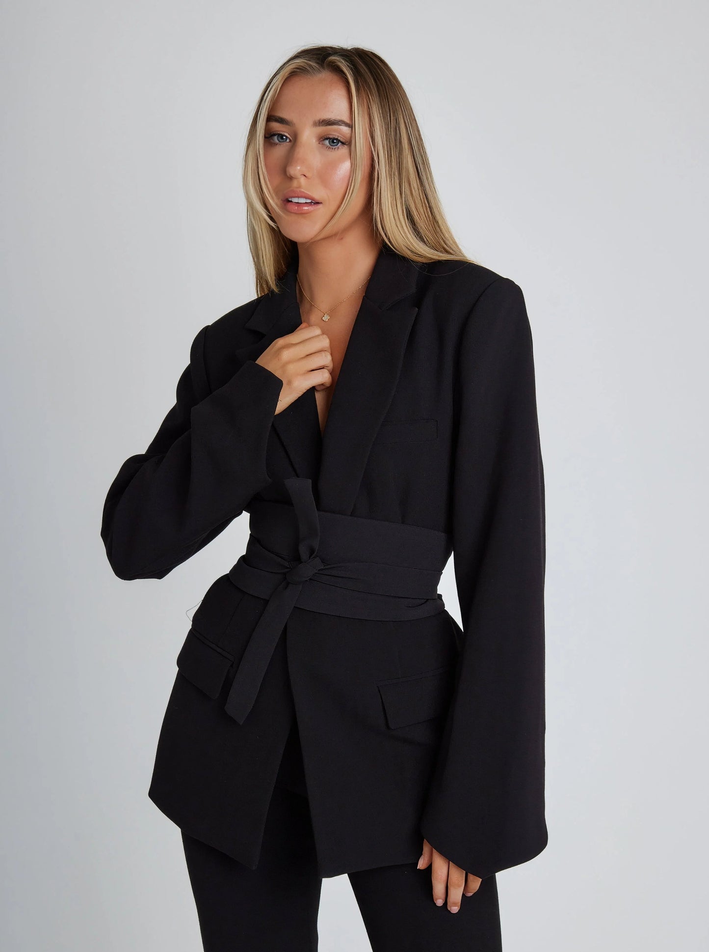 Chaquetilla ajustada cinturada mujer elegante - Vestiria