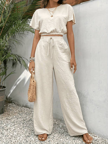 Camiseta Top Corta Estilo y Pantalón Cintura Alta