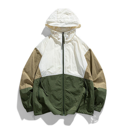 Chaqueta deportiva con capucha ligera