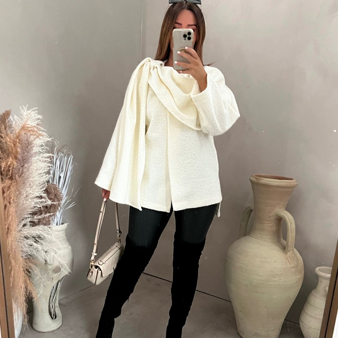 Poncho Bouclé Chic con Toque de Pañuelo - Vestiria