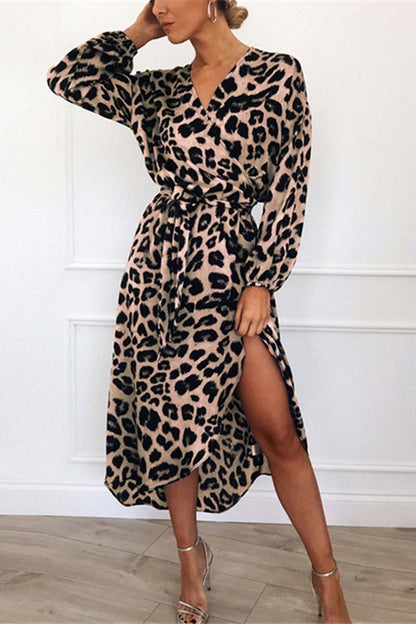 Vestido Midi Elegante con Cuello Pico y Estampado Animal
