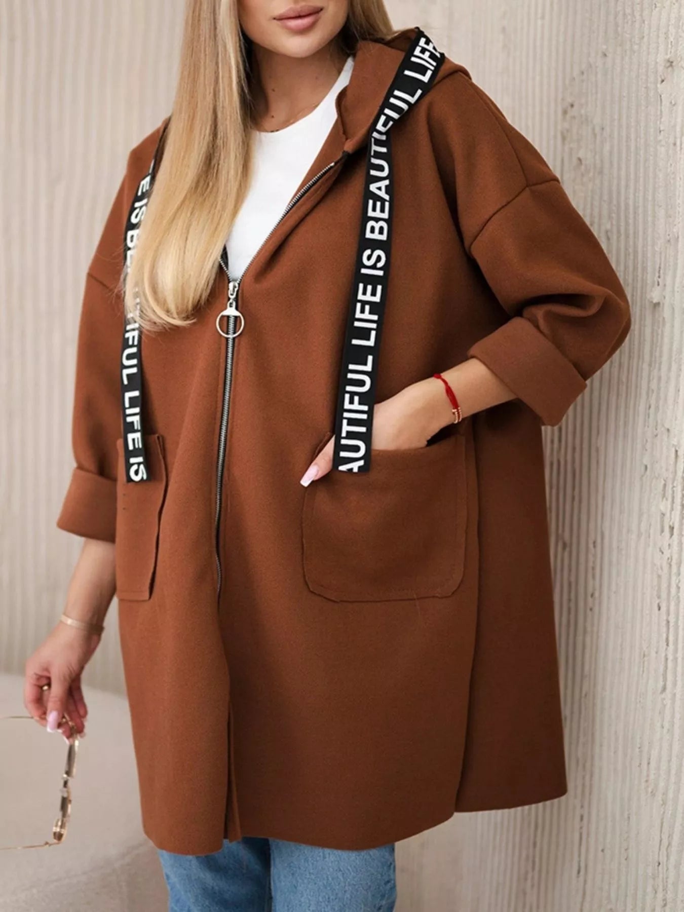 Chaqueta con capucha elegante mujer