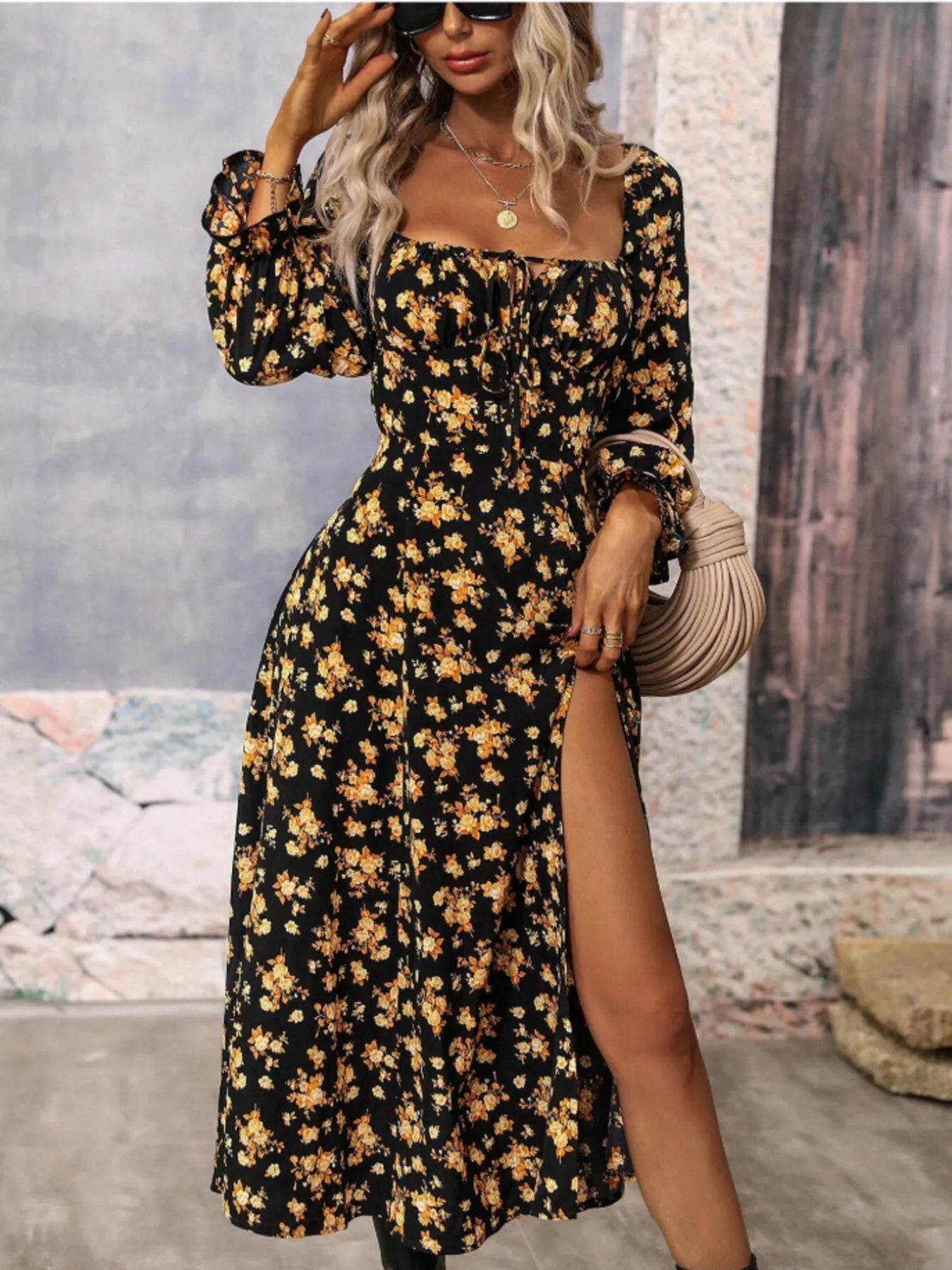 Vestido Floral con Mangas Amplias y Cuello Cuadrado