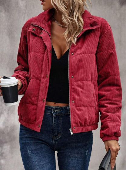 Chaqueta corta abrigada cuello alto mujer textura ondulada