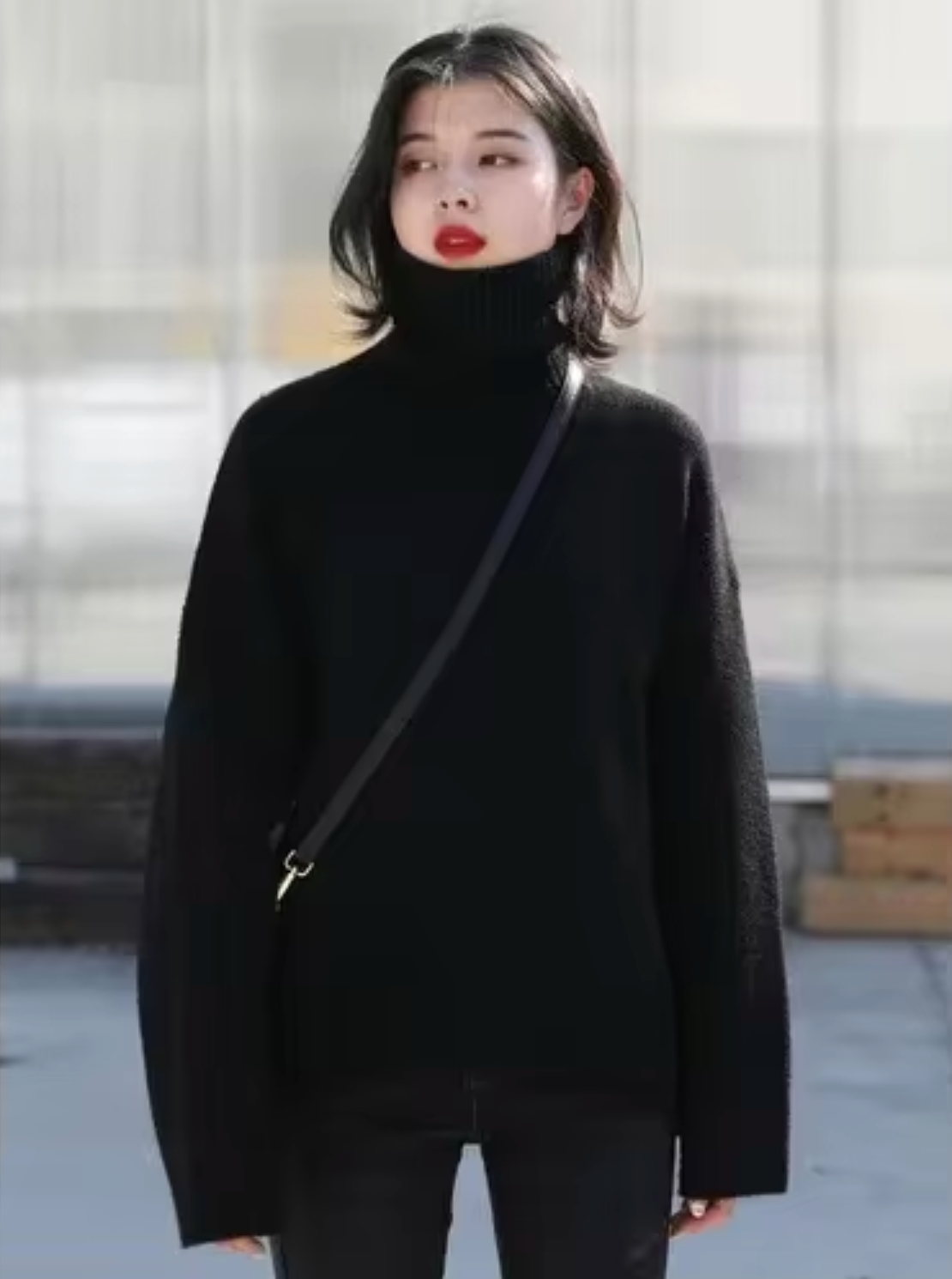 Sudadera cuello alto amplia y cómoda