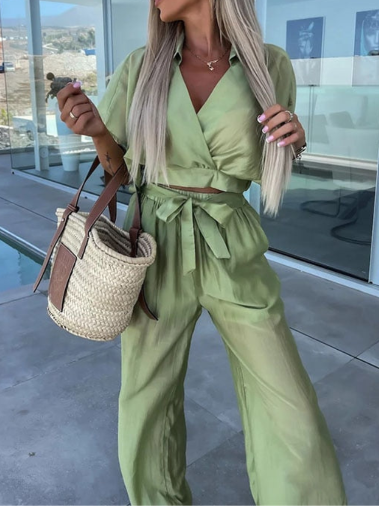 Conjunto mujer elegante cuello en V
