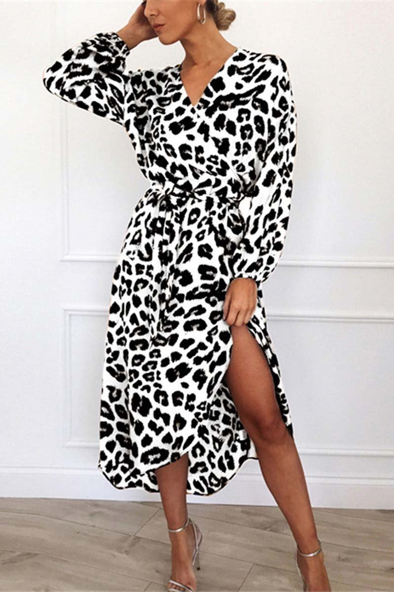 Vestido Midi Elegante con Cuello Pico y Estampado Animal - Vestiria