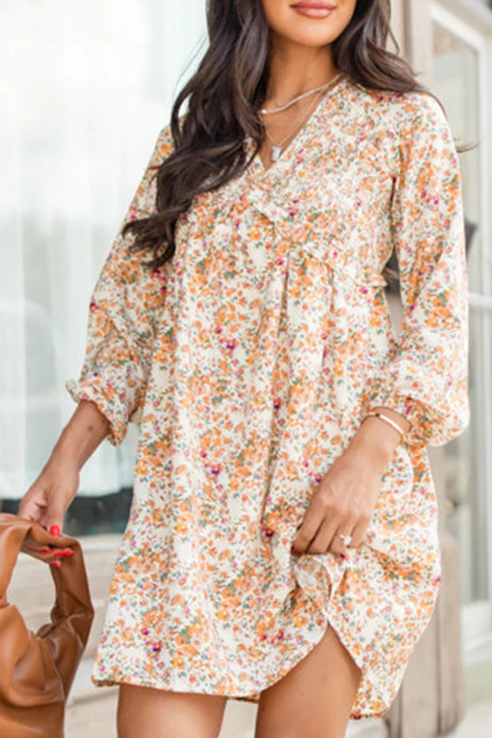 Vestido corto estampado con escote en V y mangas anchas