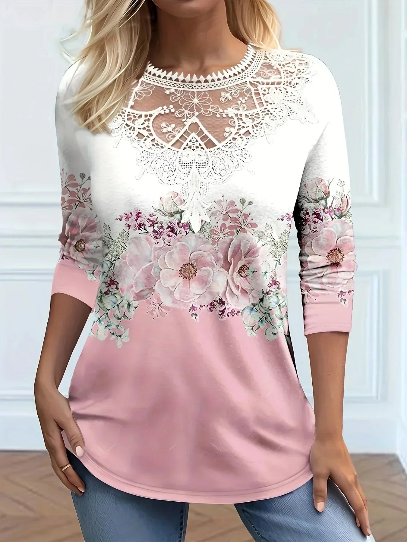 Camiseta Floral con Encaje Feminina - Vestiria
