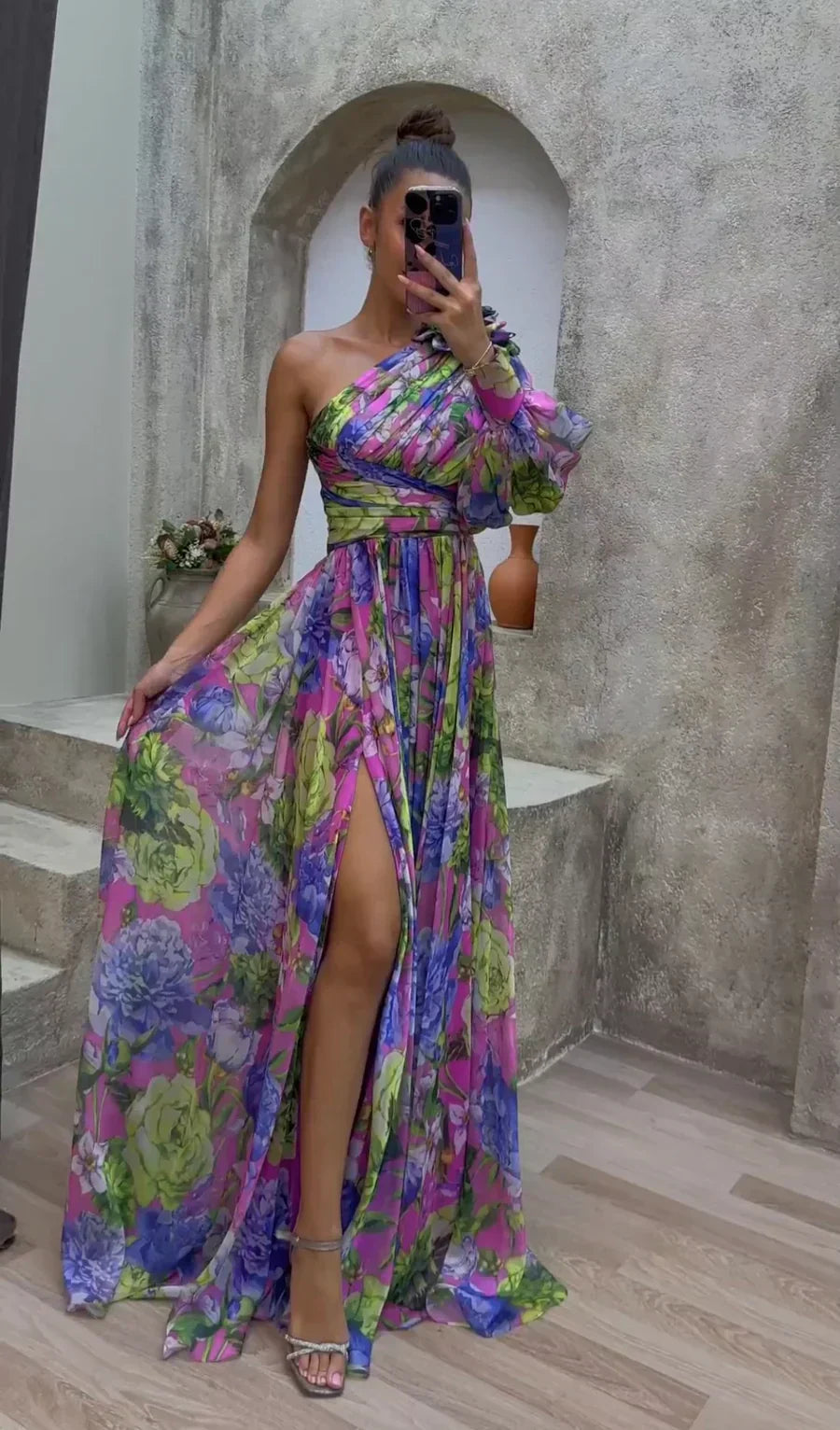 Vestido Largo Floral con Escote Asimétrico - Vestiria
