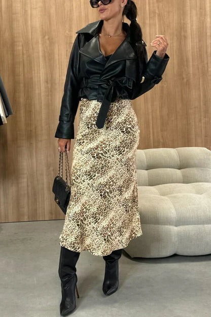 Falda de talle alto con estampado animal elegante y atrevido