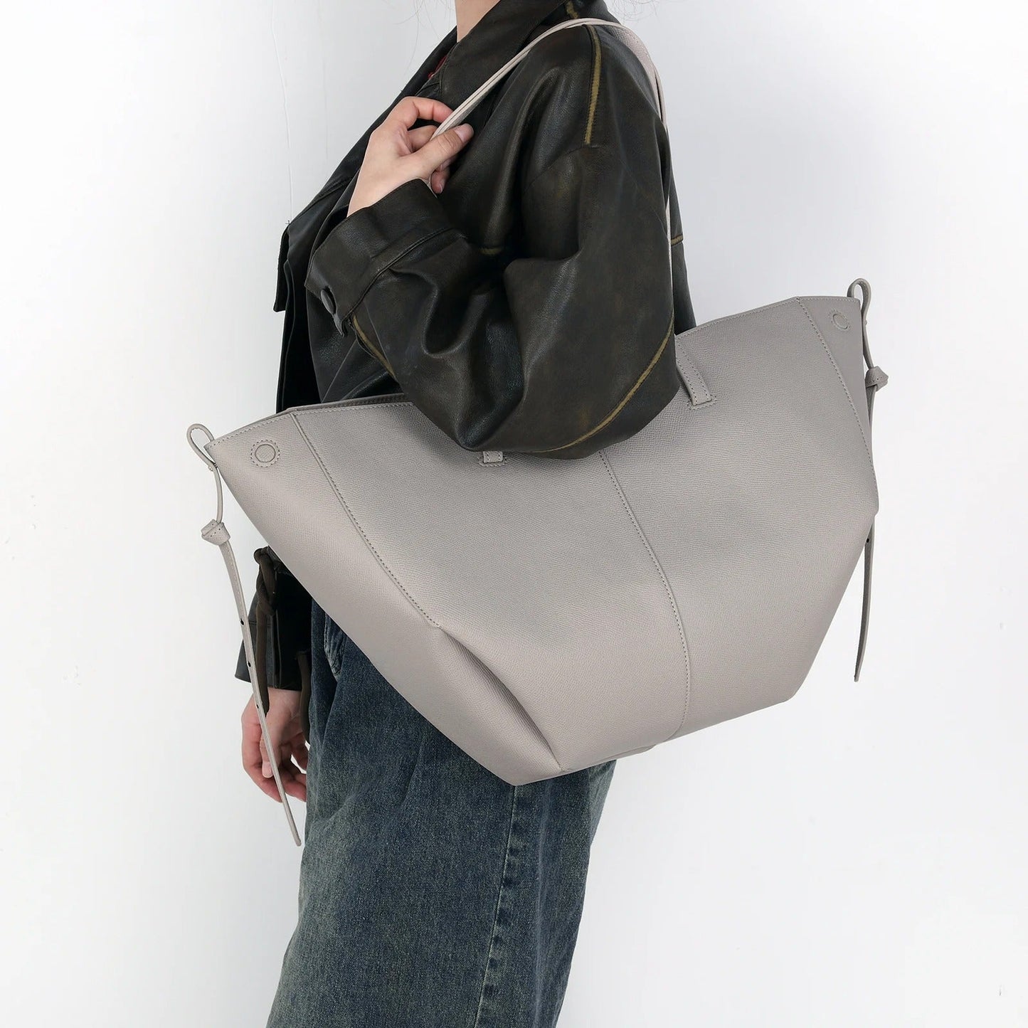 Bolso y clutch clásicos combinados