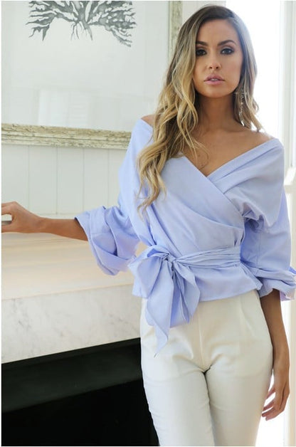 Blusa de Encaje Corta y Elegante